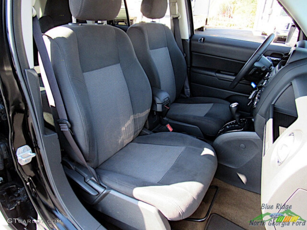 2017 Patriot Latitude - Black / Dark Slate Gray photo #12