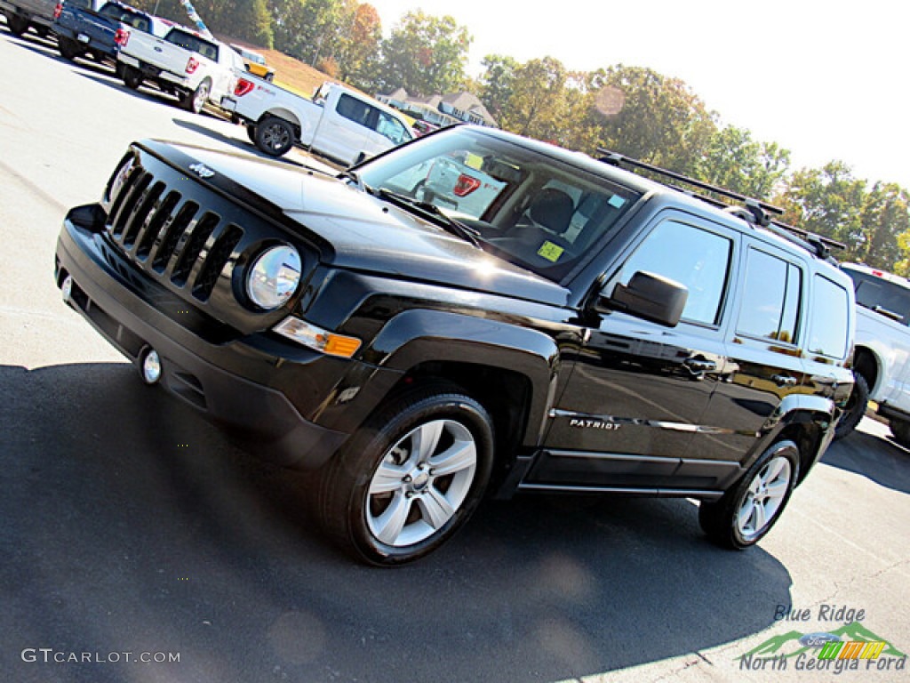 2017 Patriot Latitude - Black / Dark Slate Gray photo #23