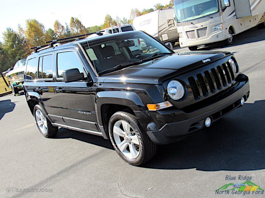 2017 Patriot Latitude - Black / Dark Slate Gray photo #24