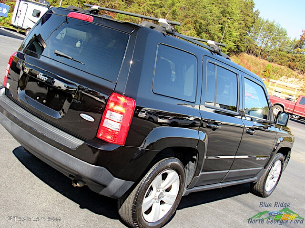2017 Patriot Latitude - Black / Dark Slate Gray photo #25