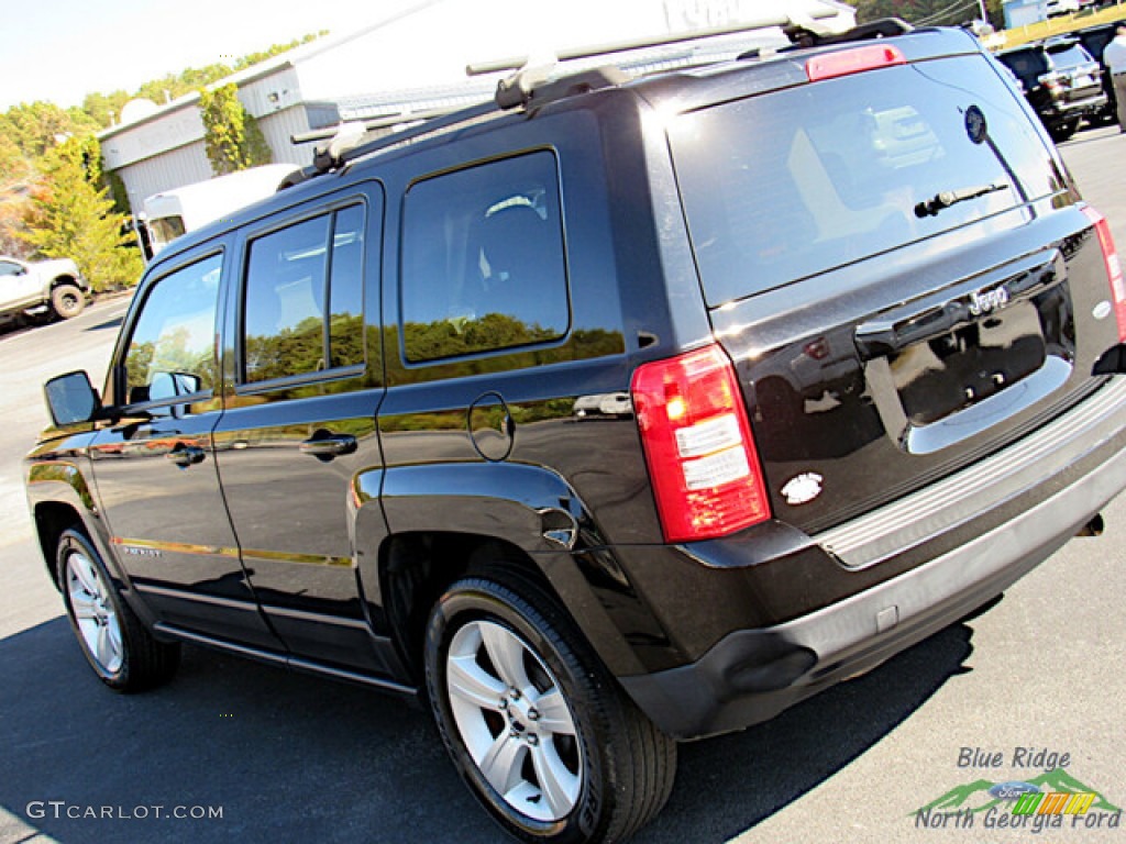 2017 Patriot Latitude - Black / Dark Slate Gray photo #26