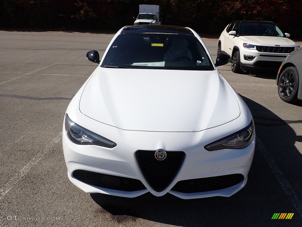 2022 Giulia Veloce AWD - Alfa White / Black photo #3