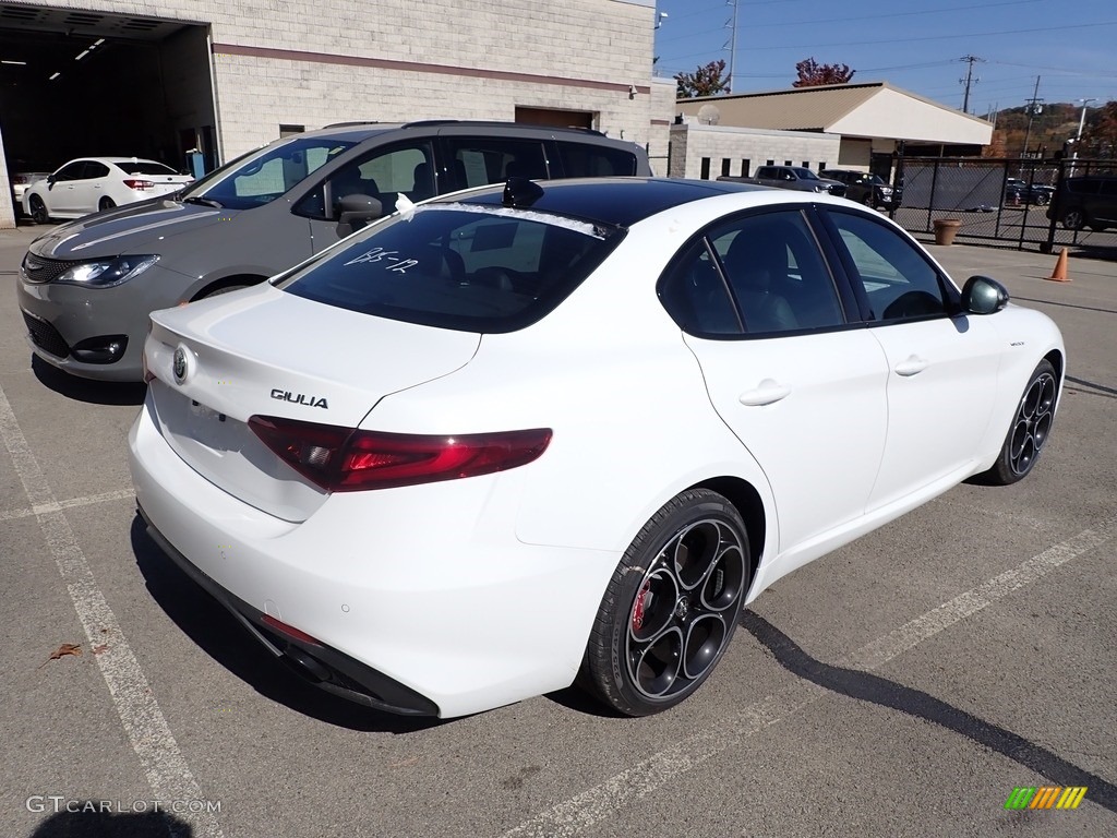 2022 Giulia Veloce AWD - Alfa White / Black photo #5