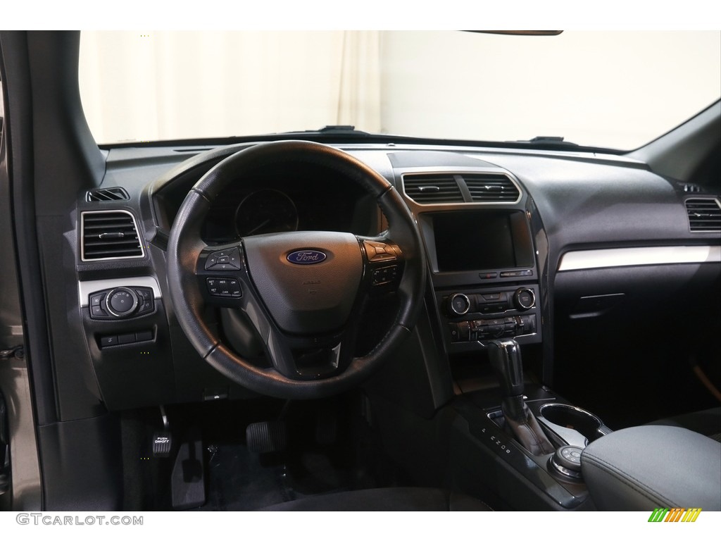 2017 Explorer XLT 4WD - Magnetic / Ebony Black photo #7