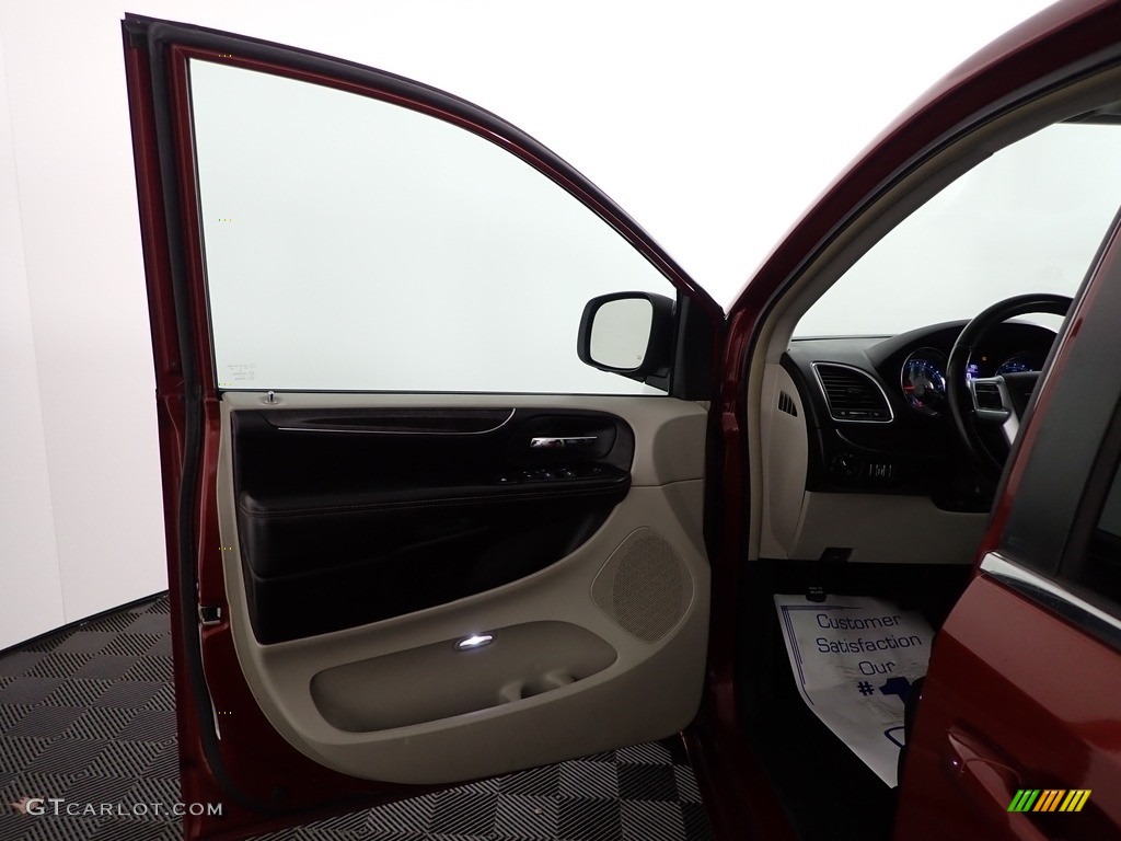2013 Town & Country Touring - Deep Cherry Red Crystal Pearl / Black/Light Graystone photo #10