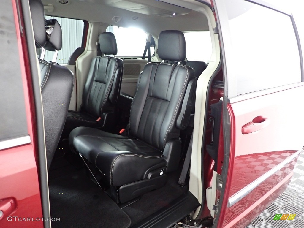 2013 Town & Country Touring - Deep Cherry Red Crystal Pearl / Black/Light Graystone photo #23
