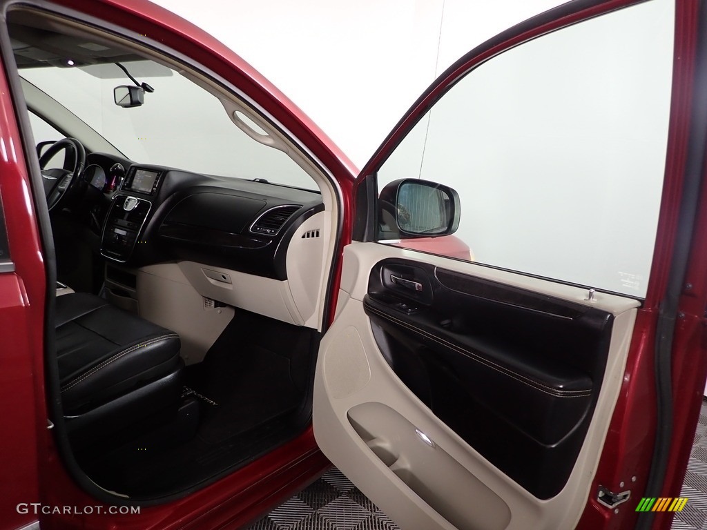 2013 Town & Country Touring - Deep Cherry Red Crystal Pearl / Black/Light Graystone photo #27