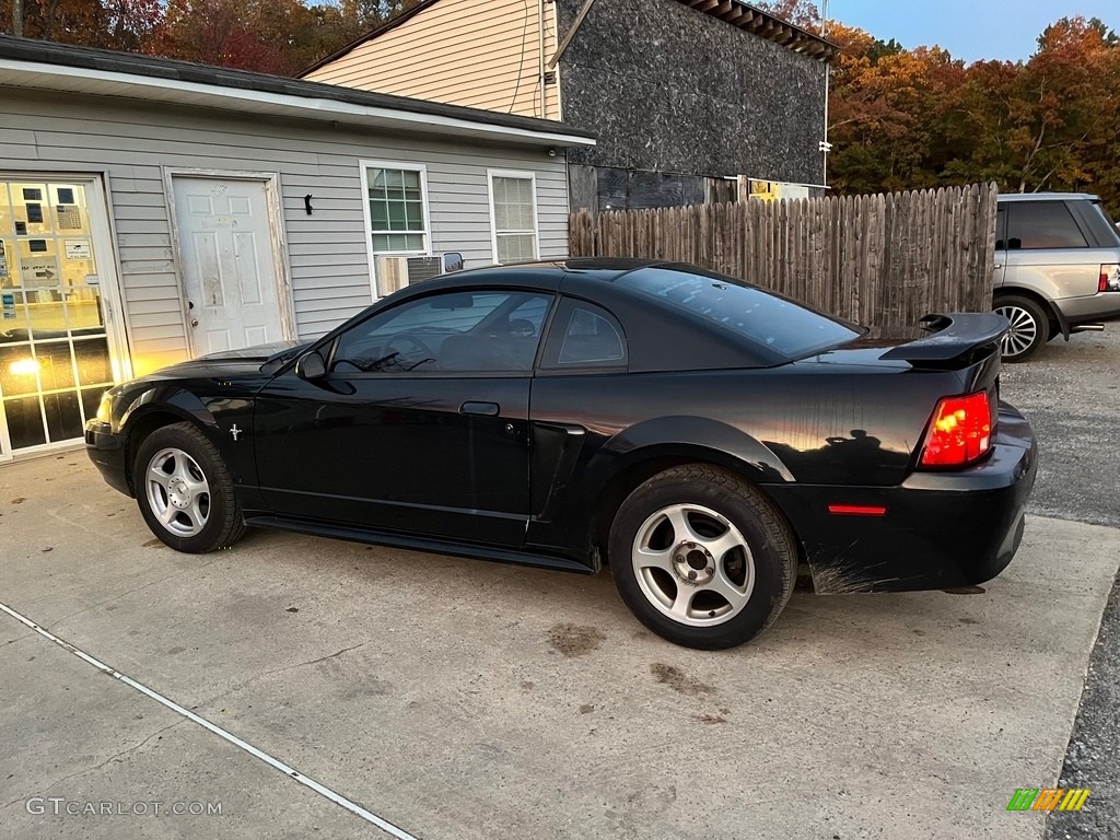 2003 Mustang V6 Coupe - Black / Medium Graphite photo #9