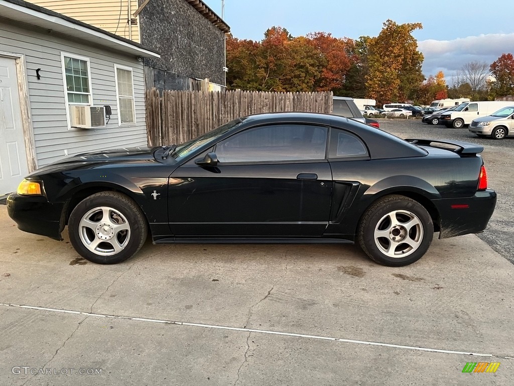 2003 Mustang V6 Coupe - Black / Medium Graphite photo #10