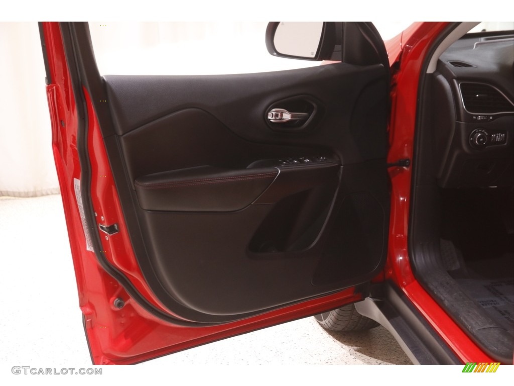 2019 Cherokee Trailhawk 4x4 - Firecracker Red / Black photo #4