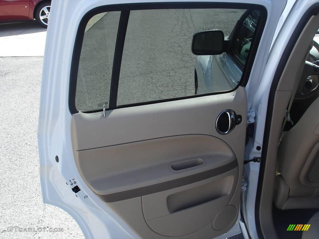 2008 HHR LT - Summit White / Cashmere Beige photo #12