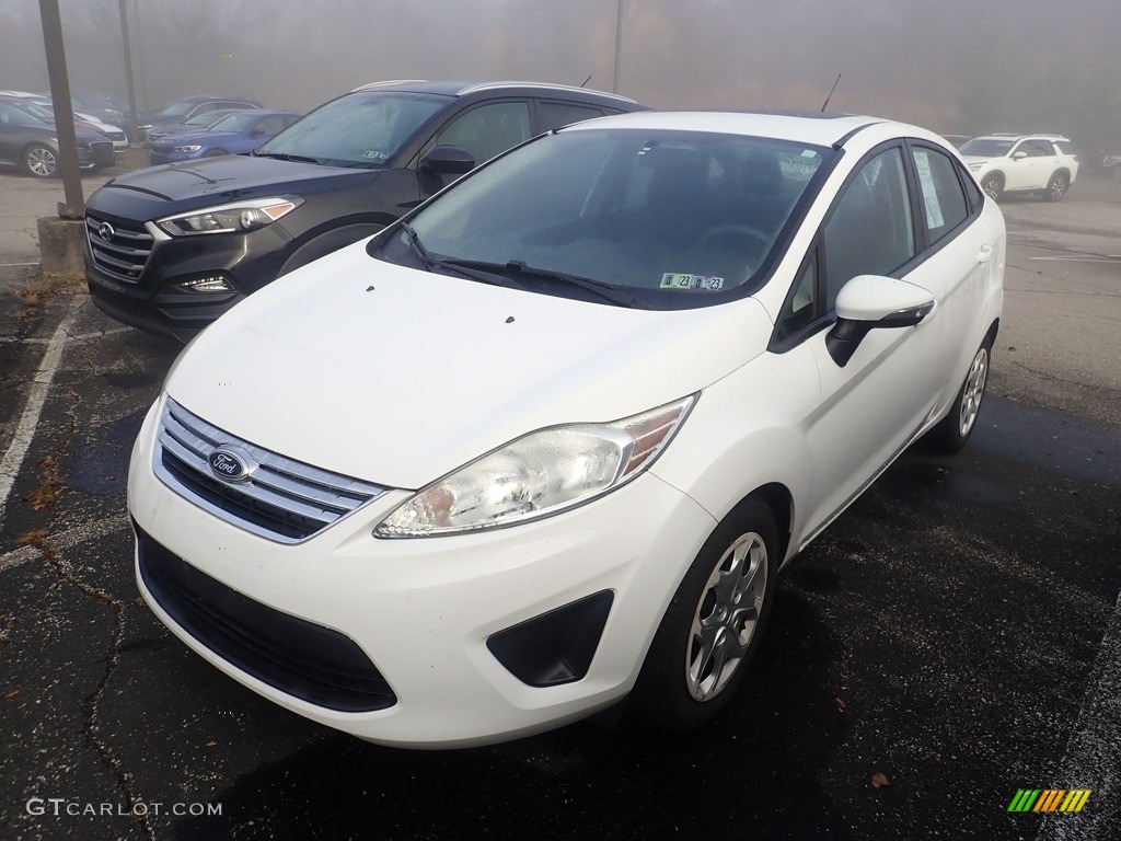 2013 Fiesta SE Sedan - Oxford White / Charcoal Black/Light Stone photo #1