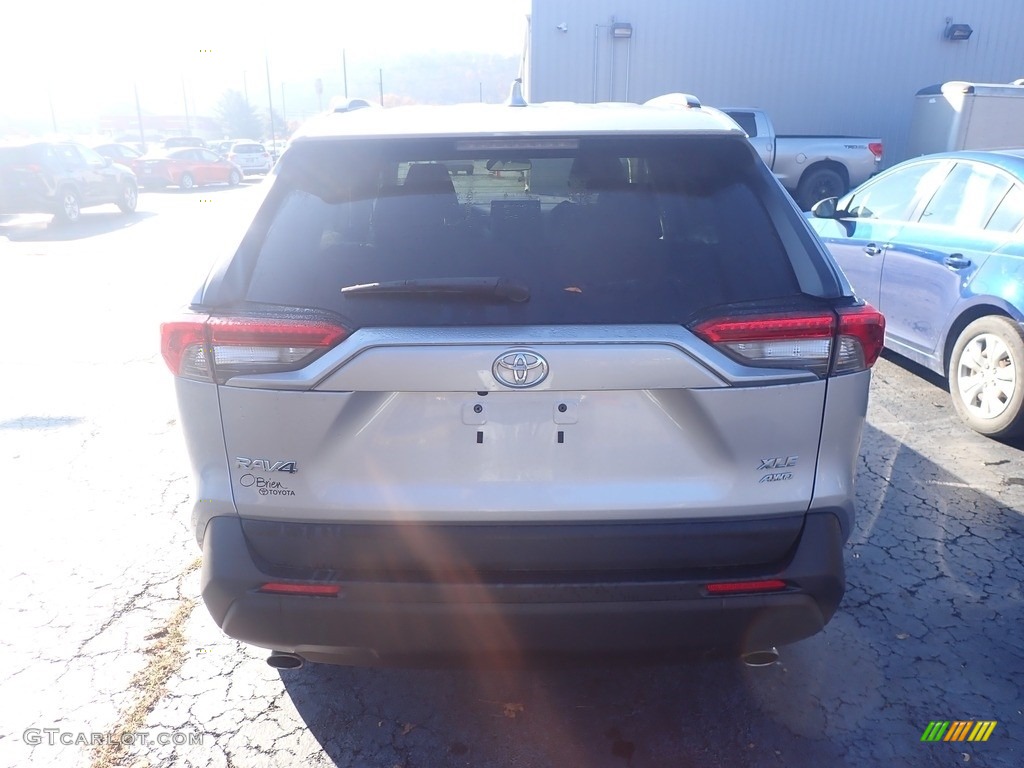 2019 RAV4 XLE - Silver Sky Metallic / Light Gray photo #9
