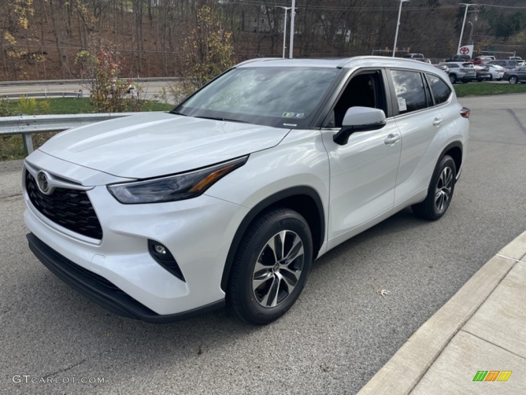 Wind Chill Pearl 2023 Toyota Highlander XLE Exterior Photo 145132663