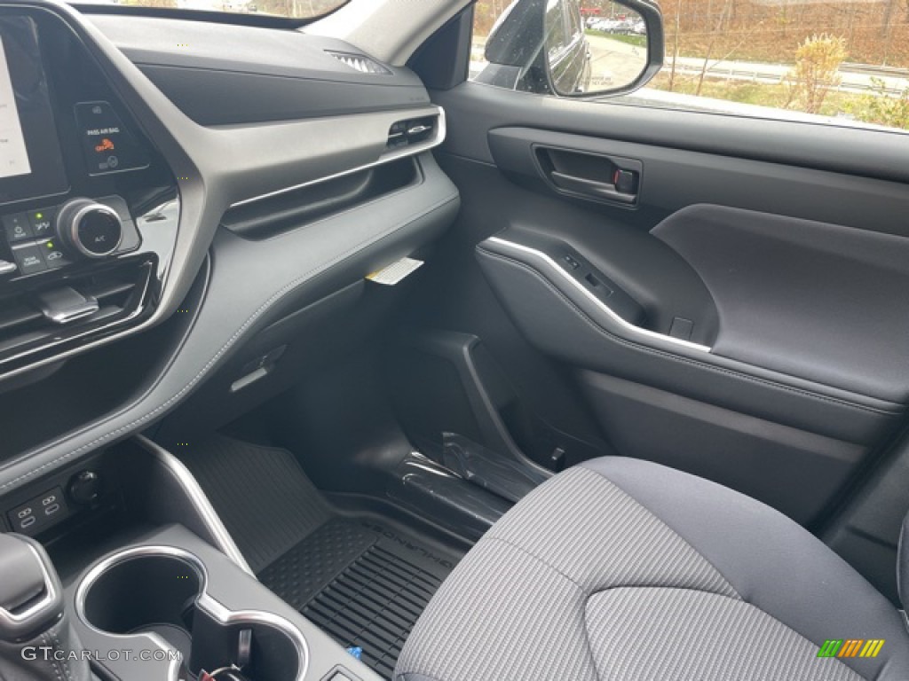 2023 Toyota Highlander LE Front Seat Photos