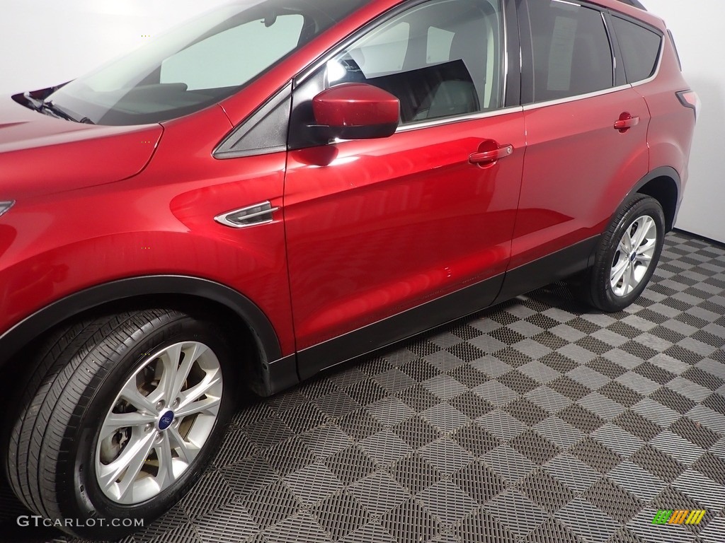 2018 Escape SE 4WD - Ruby Red / Charcoal Black photo #10