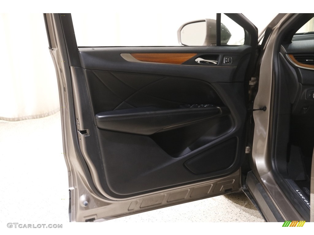 2018 Lincoln MKC Select AWD Door Panel Photos