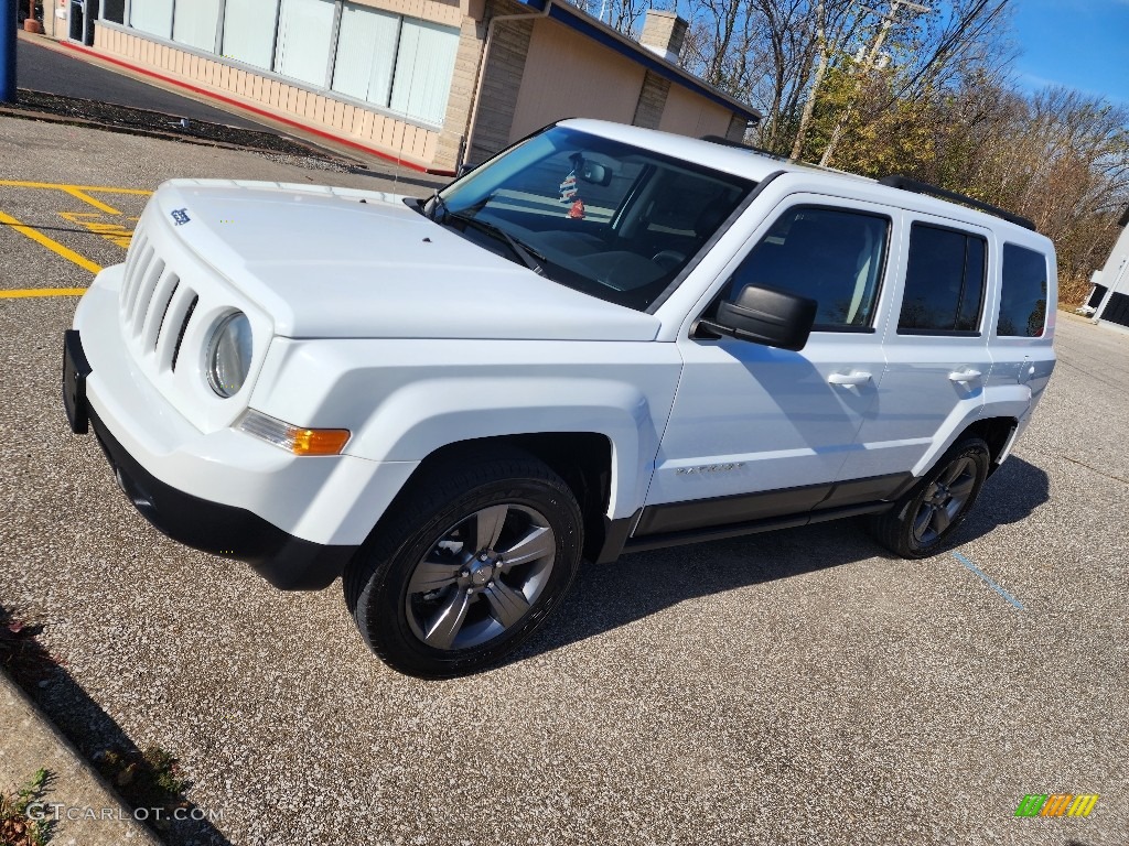 2015 Patriot High Altitude 4x4 - Bright White / Dark Slate Gray/Light Pebble Beige photo #24