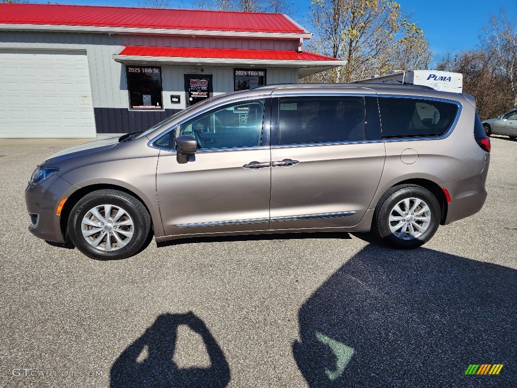 2017 Pacifica Touring L - Molten Silver / Black/Alloy photo #4