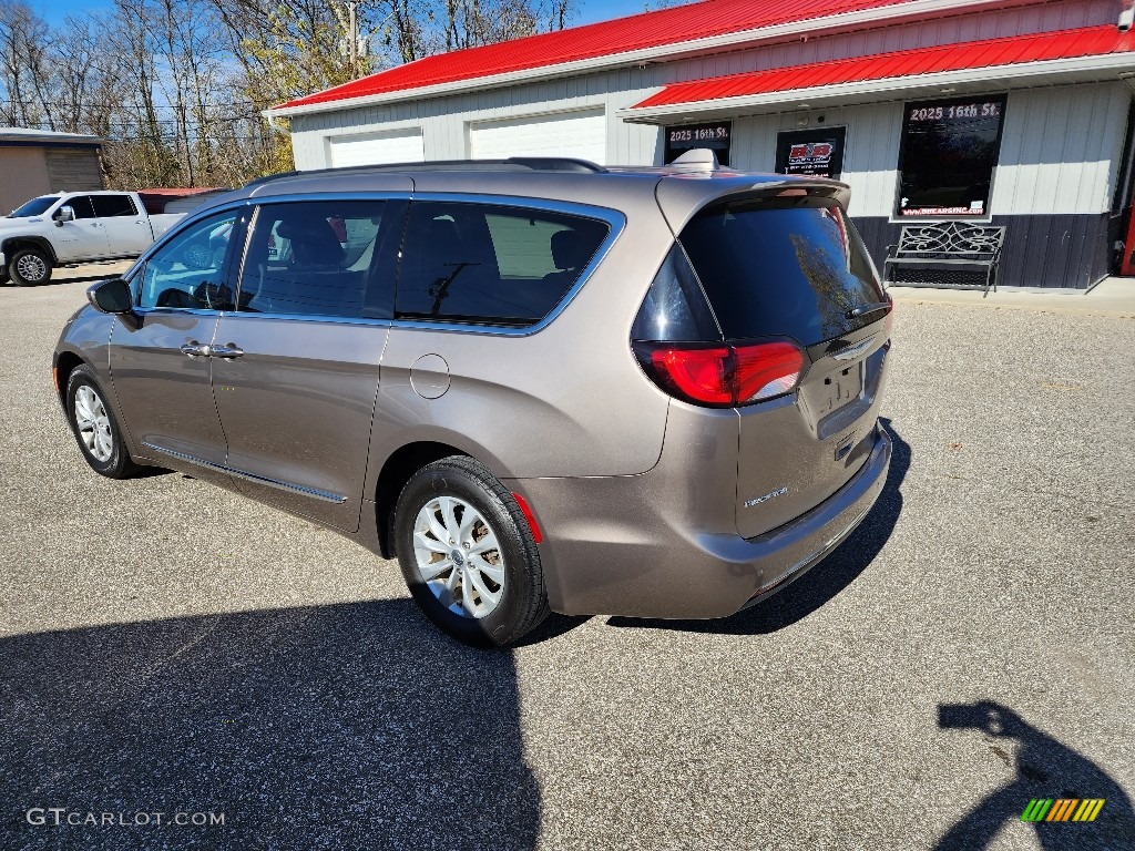 2017 Pacifica Touring L - Molten Silver / Black/Alloy photo #5