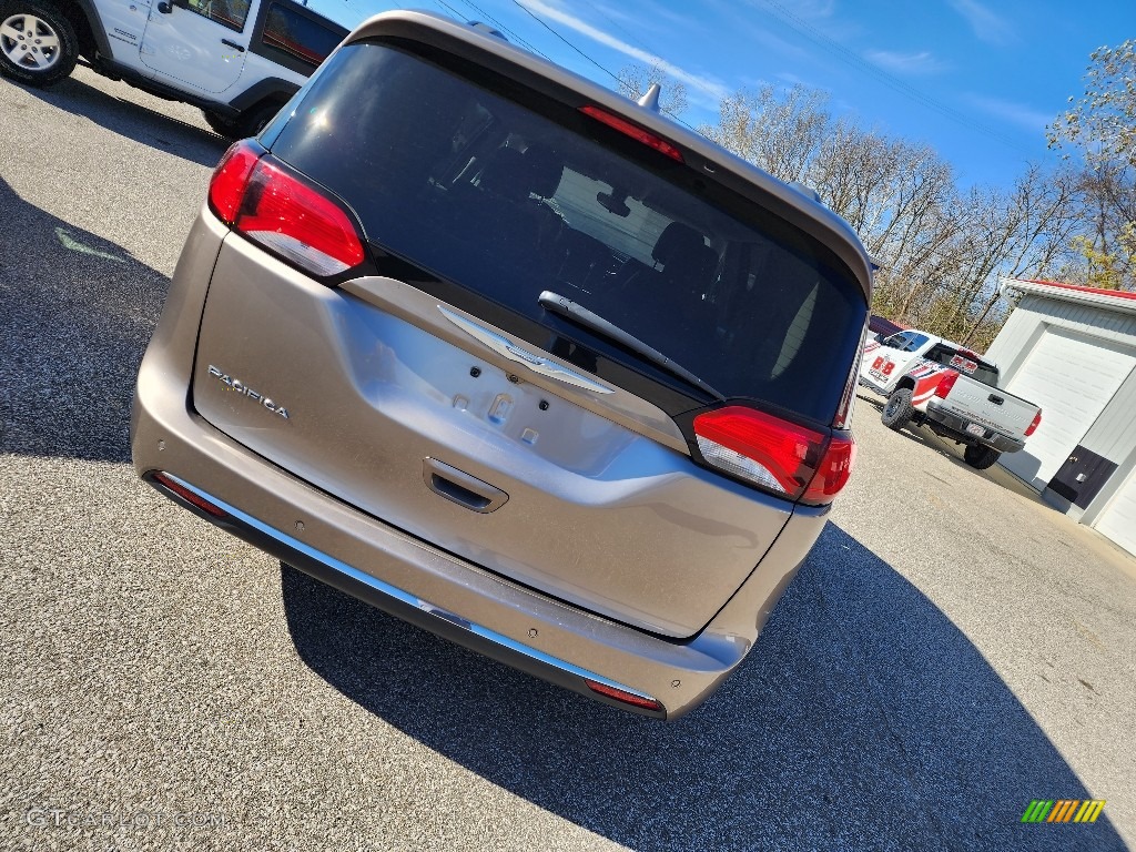 2017 Pacifica Touring L - Molten Silver / Black/Alloy photo #6