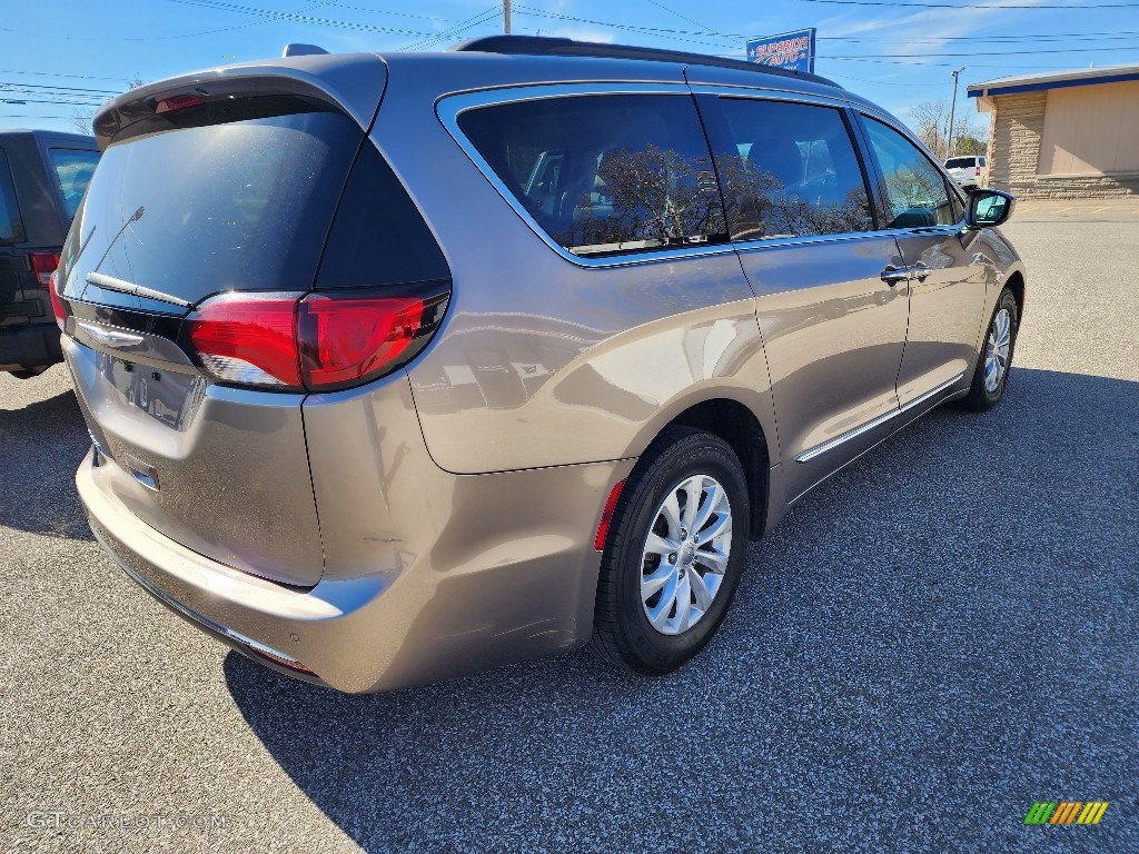 2017 Pacifica Touring L - Molten Silver / Black/Alloy photo #7