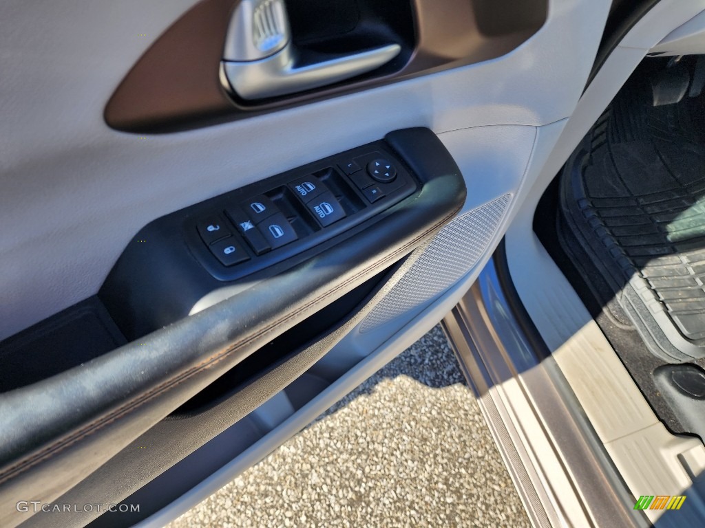 2017 Pacifica Touring L - Molten Silver / Black/Alloy photo #9