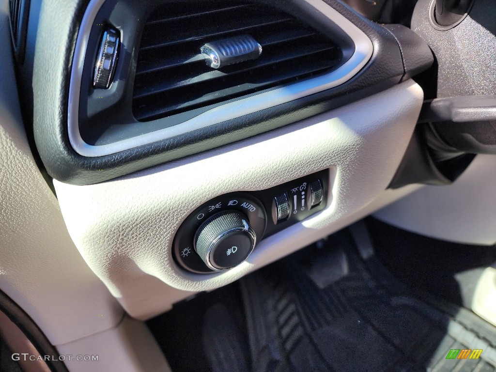 2017 Pacifica Touring L - Molten Silver / Black/Alloy photo #10