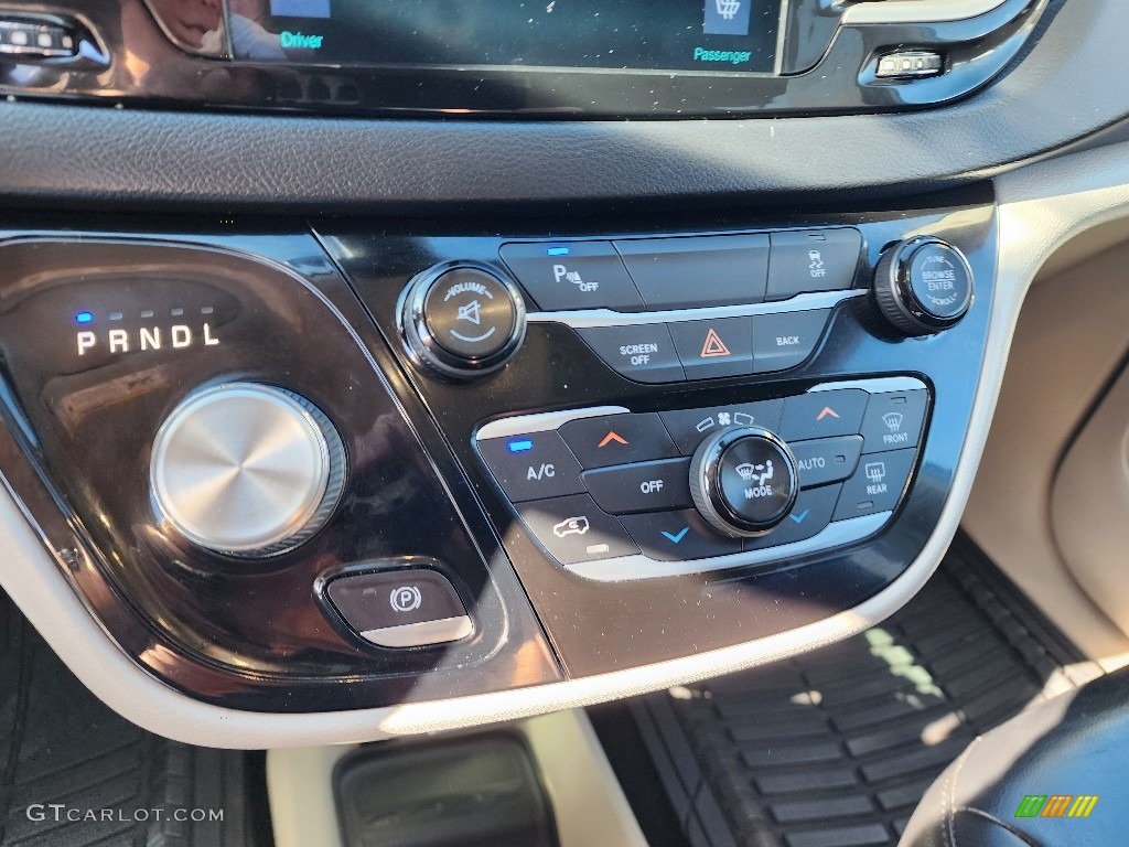2017 Pacifica Touring L - Molten Silver / Black/Alloy photo #16