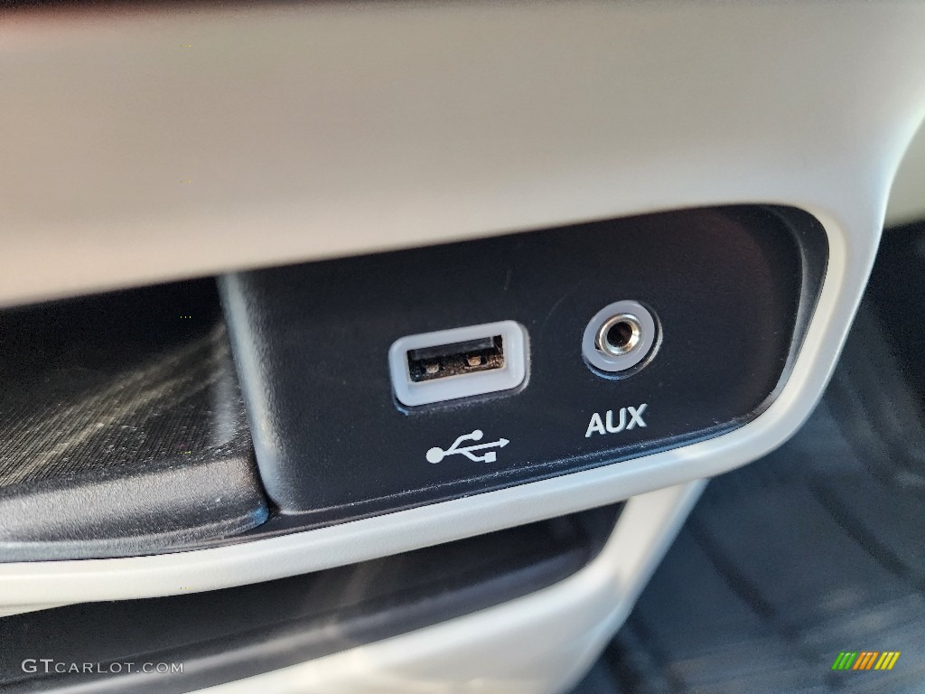 2017 Pacifica Touring L - Molten Silver / Black/Alloy photo #18
