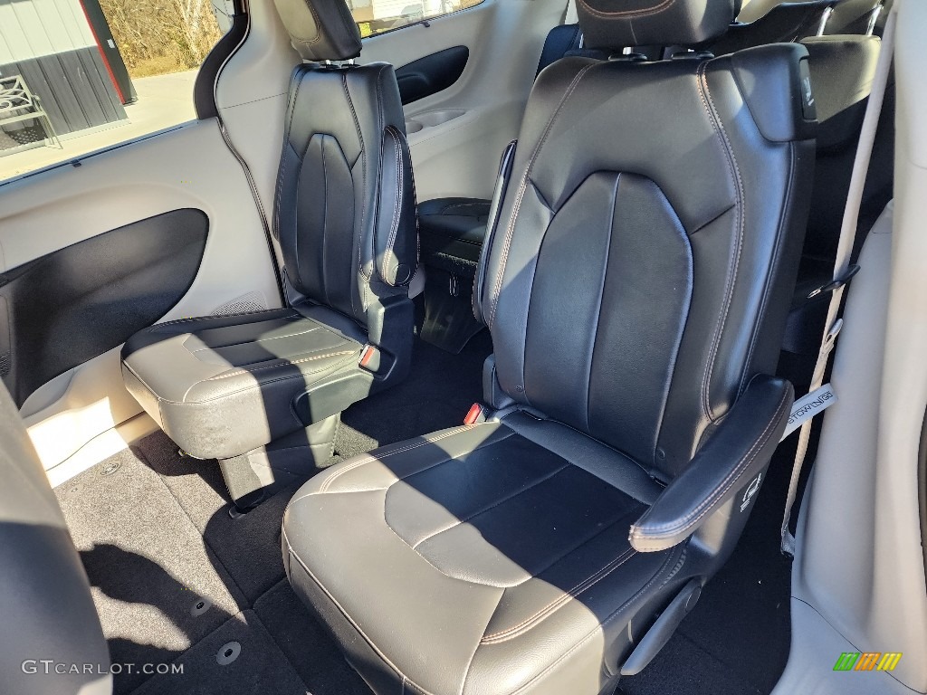 2017 Pacifica Touring L - Molten Silver / Black/Alloy photo #22