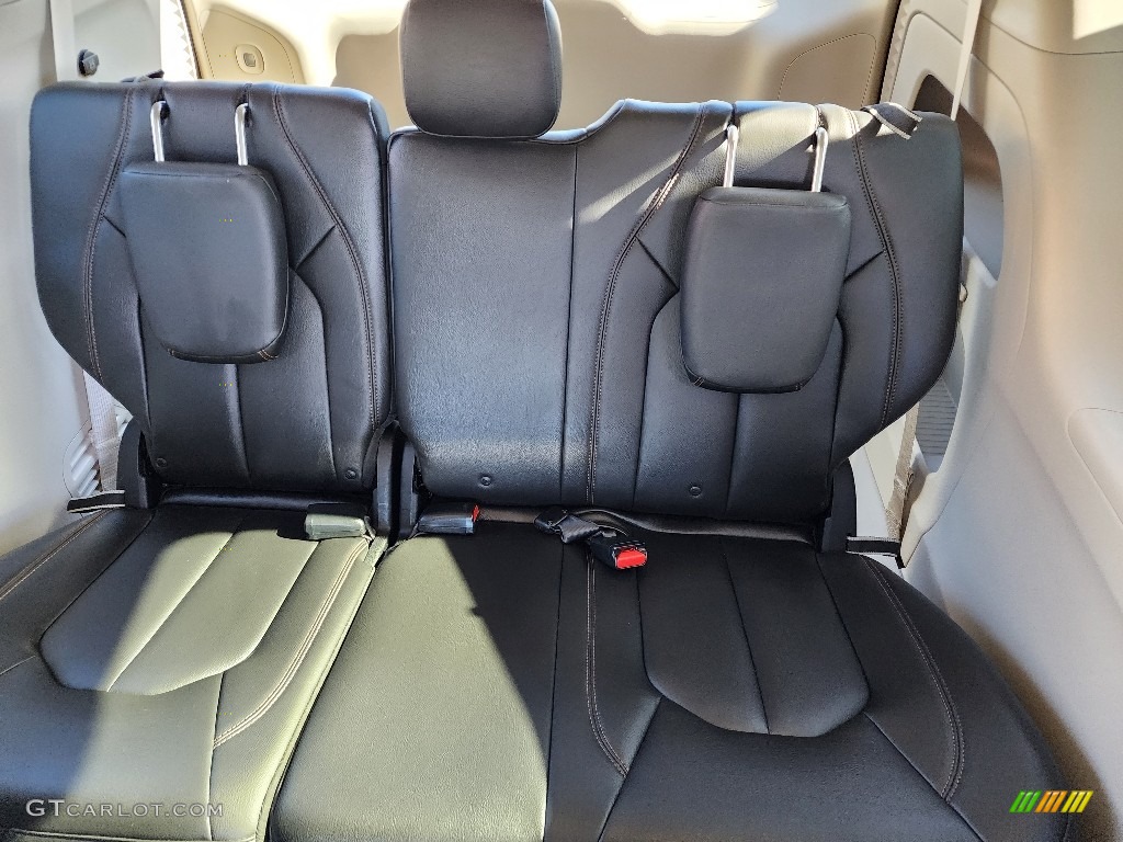 2017 Pacifica Touring L - Molten Silver / Black/Alloy photo #23