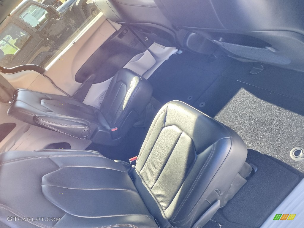 2017 Pacifica Touring L - Molten Silver / Black/Alloy photo #25