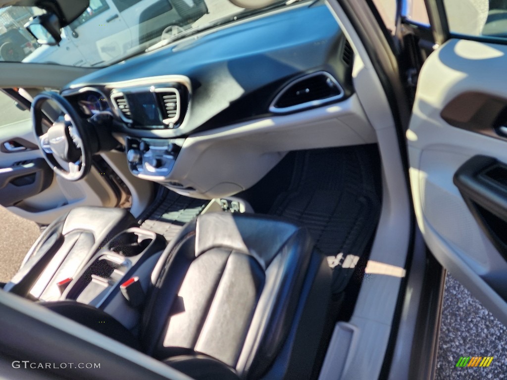 2017 Pacifica Touring L - Molten Silver / Black/Alloy photo #27