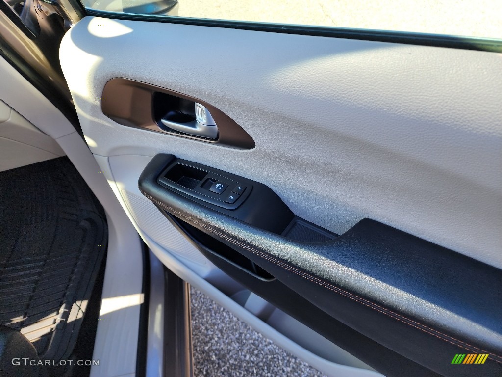 2017 Pacifica Touring L - Molten Silver / Black/Alloy photo #28