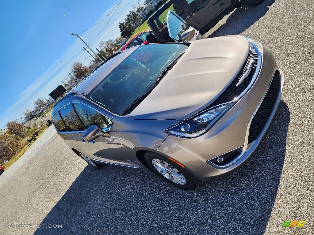 2017 Pacifica Touring L - Molten Silver / Black/Alloy photo #30