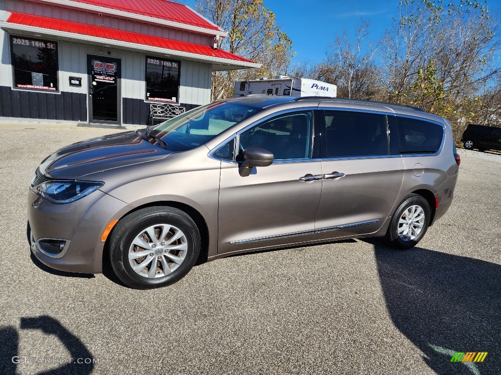 2017 Pacifica Touring L - Molten Silver / Black/Alloy photo #31