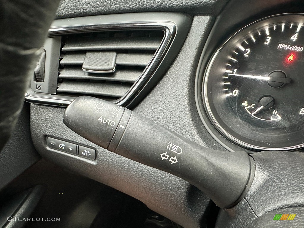 2018 Nissan Rogue SV AWD Controls Photo #145167713