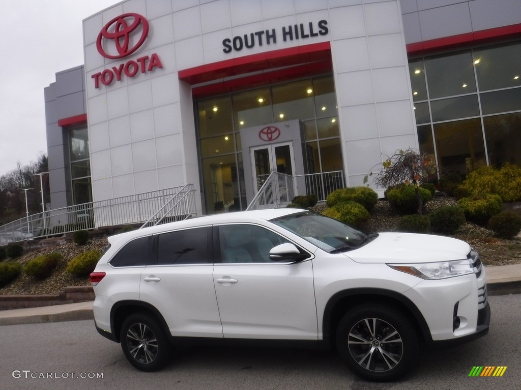 2019 Highlander LE - Blizzard Pearl White / Ash photo #2