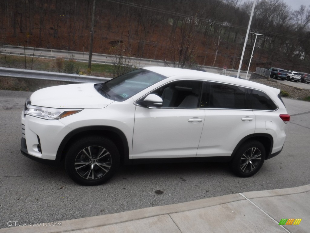 2019 Highlander LE - Blizzard Pearl White / Ash photo #12