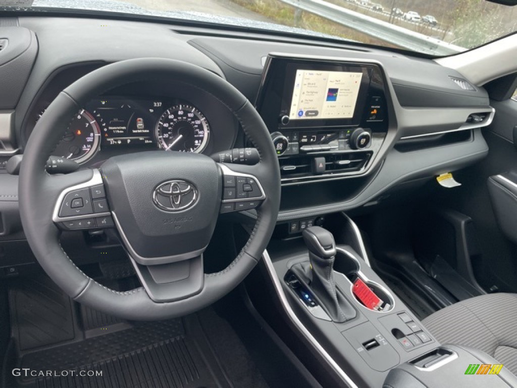 2023 Toyota Highlander LE Dashboard Photos