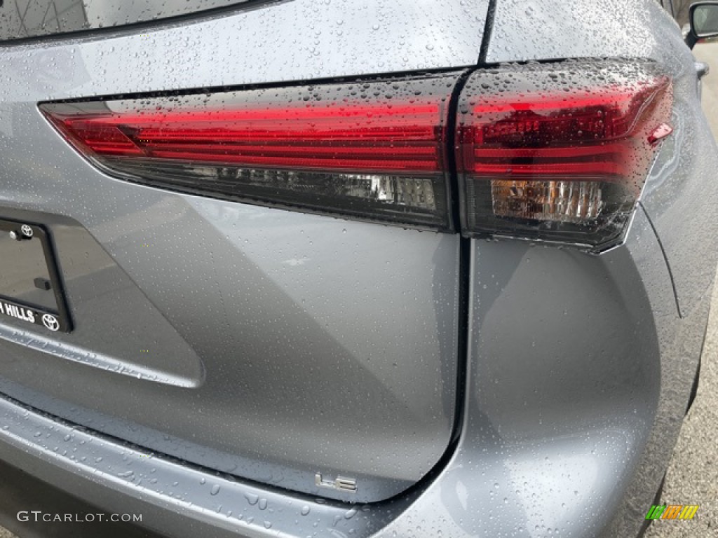 2023 Highlander LE - Moon Dust / Black photo #28