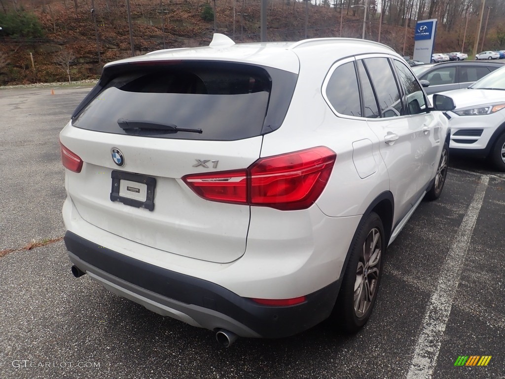 2017 X1 xDrive28i - Alpine White / Black photo #4