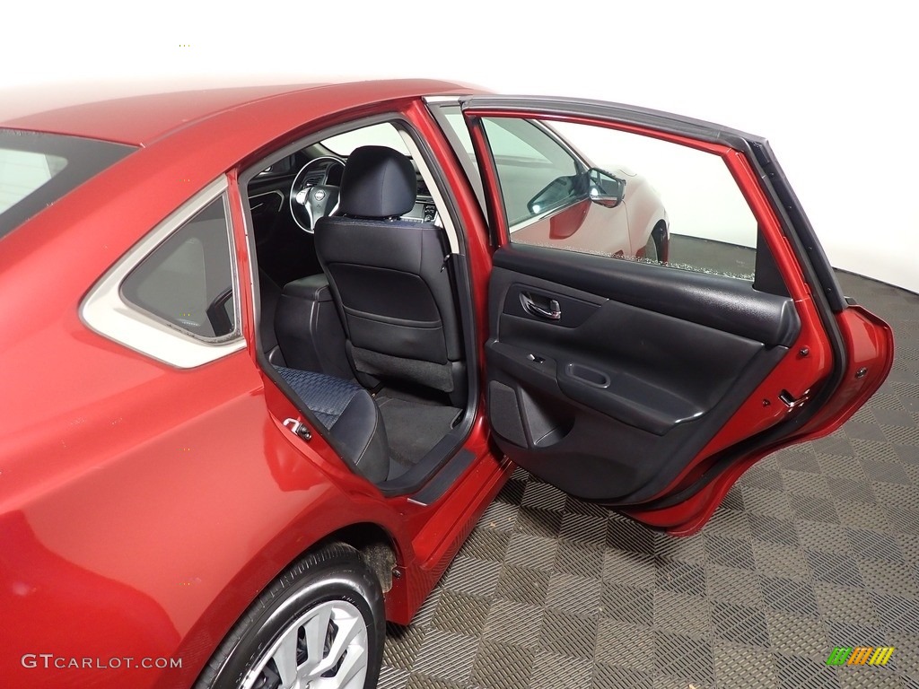 2016 Altima 2.5 S - Cayenne Red / Charcoal photo #30