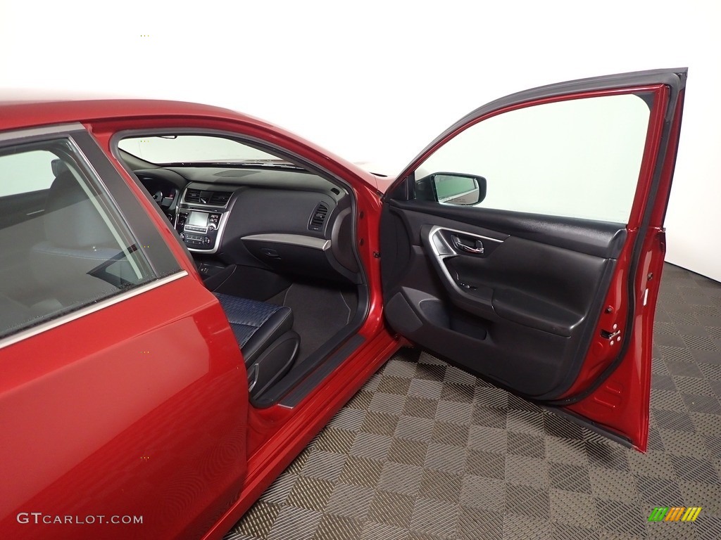 2016 Altima 2.5 S - Cayenne Red / Charcoal photo #32