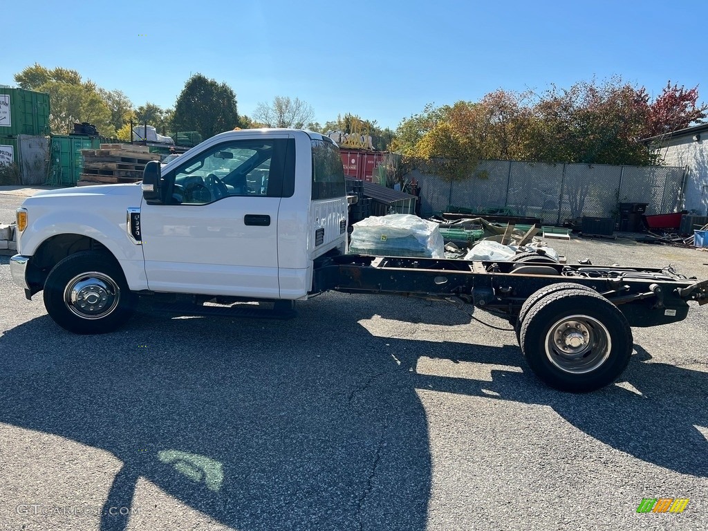 2017 F350 Super Duty XL Regular Cab Chassis - Oxford White / Medium Earth Gray photo #1