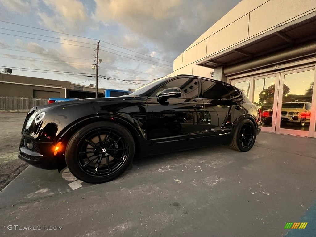 2018 Bentayga W12 - Beluga (Solid) / Beluga/Portland Colour Split photo #1