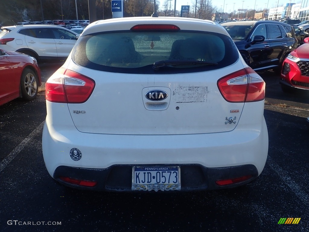 2013 Rio LX 5-Door - Clear White / Beige photo #3