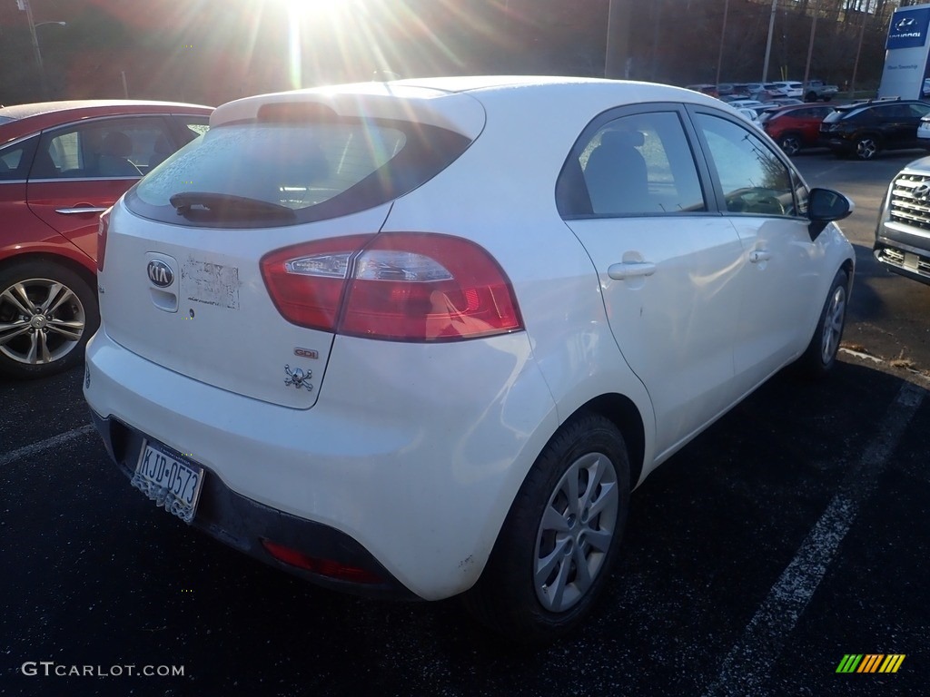 2013 Rio LX 5-Door - Clear White / Beige photo #4