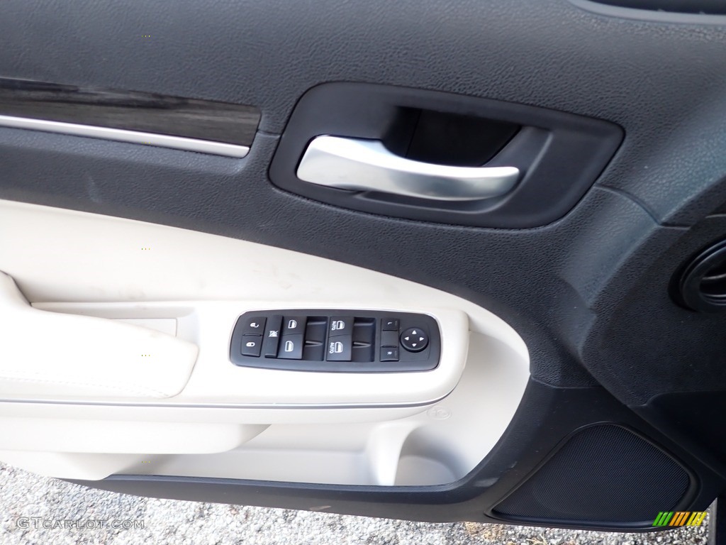 2022 Chrysler 300 Touring L AWD Linen/Black Door Panel Photo #145224054